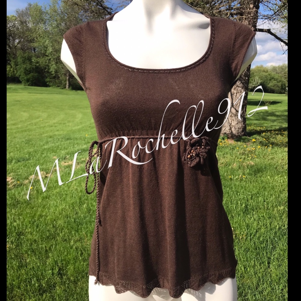 Tahari silk and cashmere tank top with belt